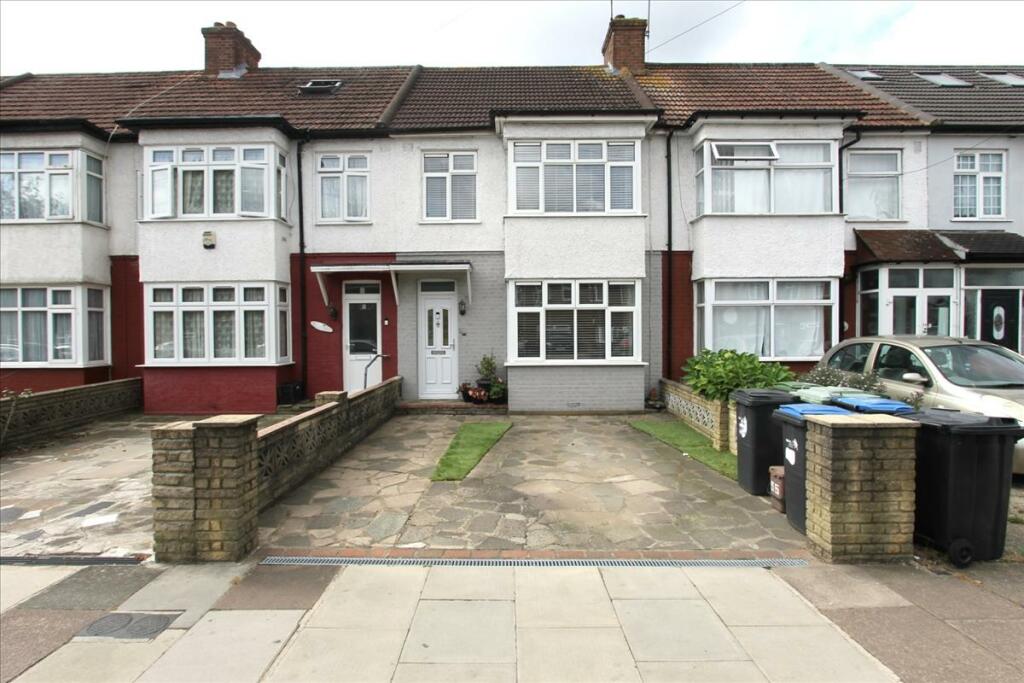 3 bed Detached House for rent in London. From Knights Residential - Edmonton