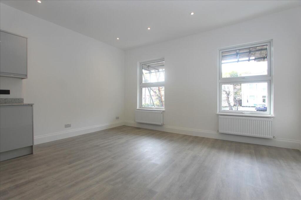 3 bed 1st Floor Flat for rent in London. From Knights Residential - Edmonton