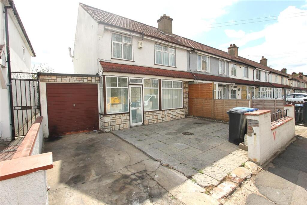 3 bed Detached for rent in London. From Knights Residential - Edmonton