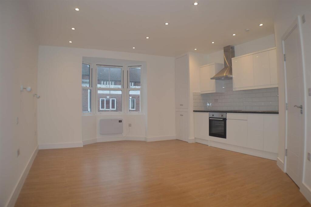 4 bed Studio for rent in Crayford. From Land Estates Agent - Dartford 4 bed Studio for rent in Crayford. From Land Estates Agent - Dartford