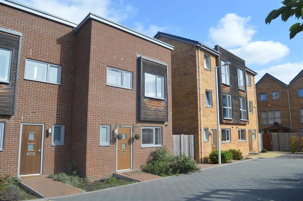 2 bed Detached for rent in Crayford. From Land Estates Agent - Dartford