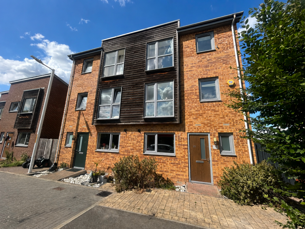 4 bed Detached for rent in Crayford. From Land Estates Agent - Dartford 4 bed Detached for rent in Crayford. From Land Estates Agent - Dartford