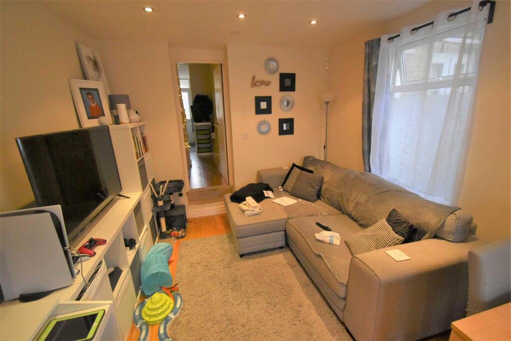 2 bed Detached for rent in Crayford. From Land Estates Agent - Dartford 2 bed Detached for rent in Crayford. From Land Estates Agent - Dartford