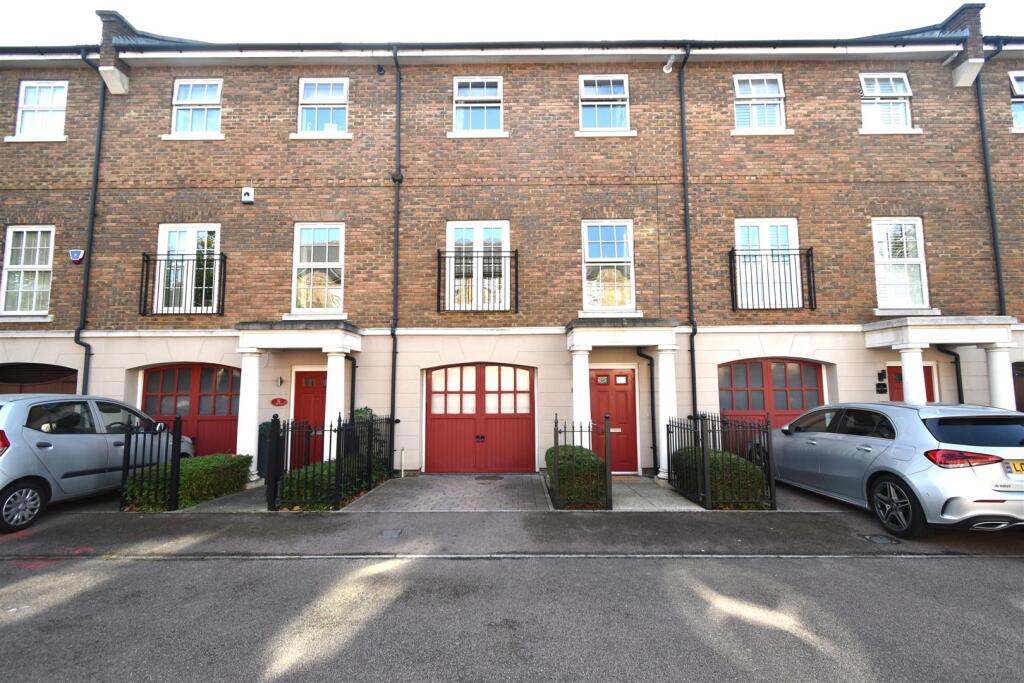 4 bed Detached for rent in Swanscombe. From Land Estates Agent - Dartford 4 bed Detached for rent in Swanscombe. From Land Estates Agent - Dartford