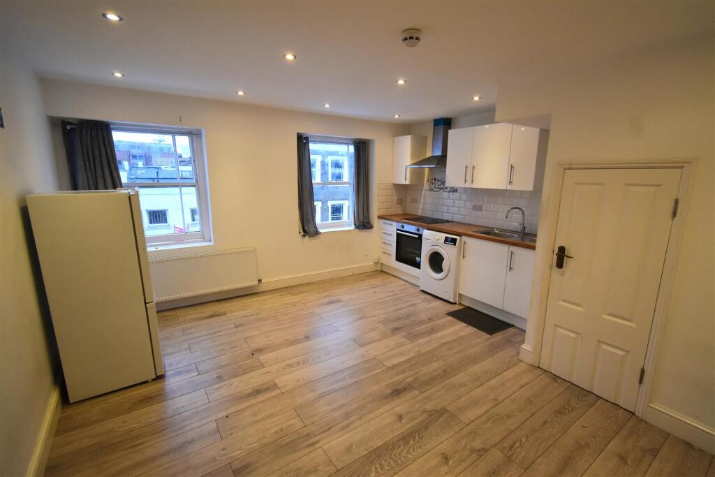 2 bed Apartment for rent in Crayford. From Land Estates Agent - Dartford
