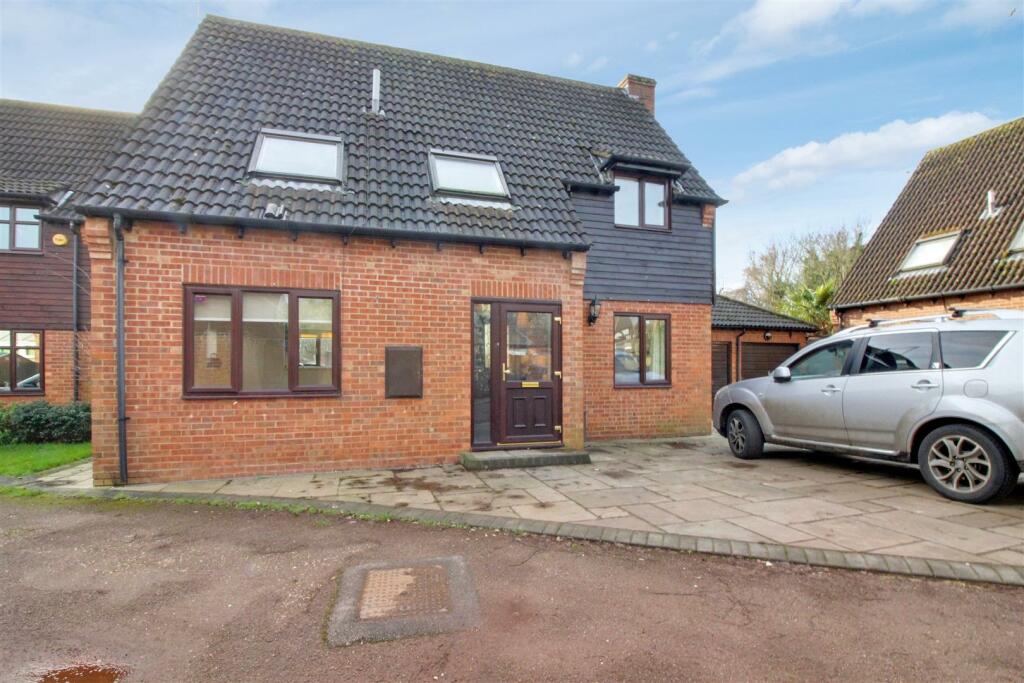 4 bed Detached House for rent in Cheshunt. From Lanes - Cheshunt 