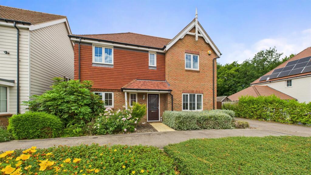 4 bed Detached for rent in Goff's Oak. From Lanes - Cheshunt 