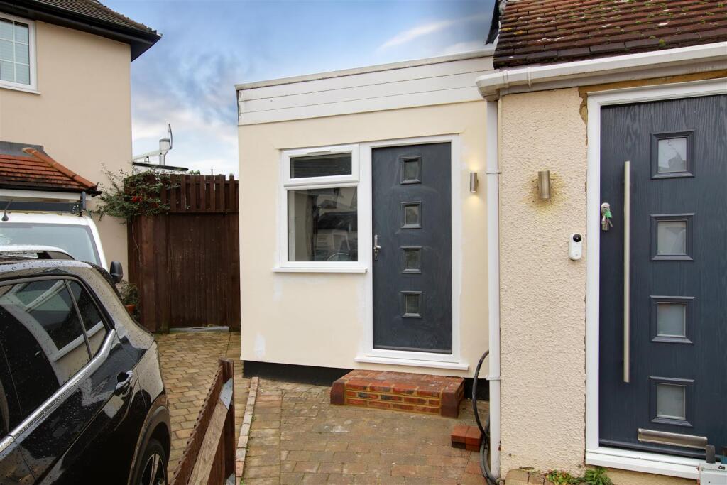 4 bed Studio for rent in Cheshunt. From Lanes - Cheshunt 