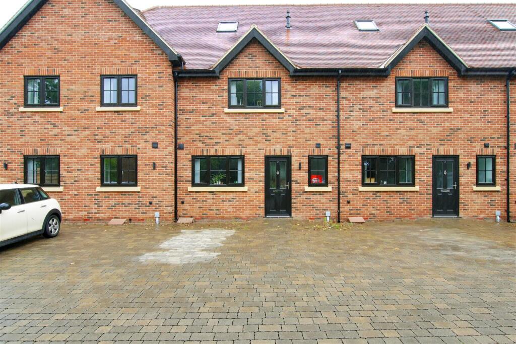 3 bed Detached for rent in Park Street. From Lanes - Cheshunt 