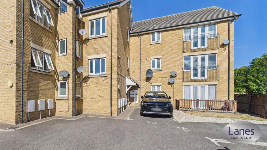 2 bed 1st Floor Flat for rent in Waltham Cross. From Lanes - Cheshunt 