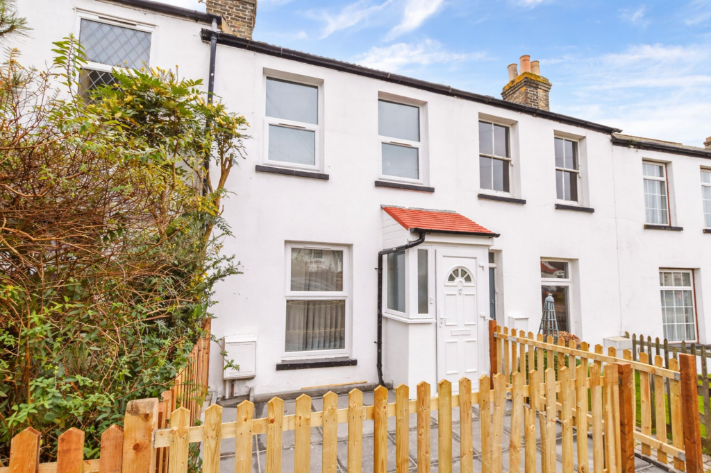 3 bed Mid Terraced House for rent in Orpington. From Langford Rae Property Agents - Chelsfield