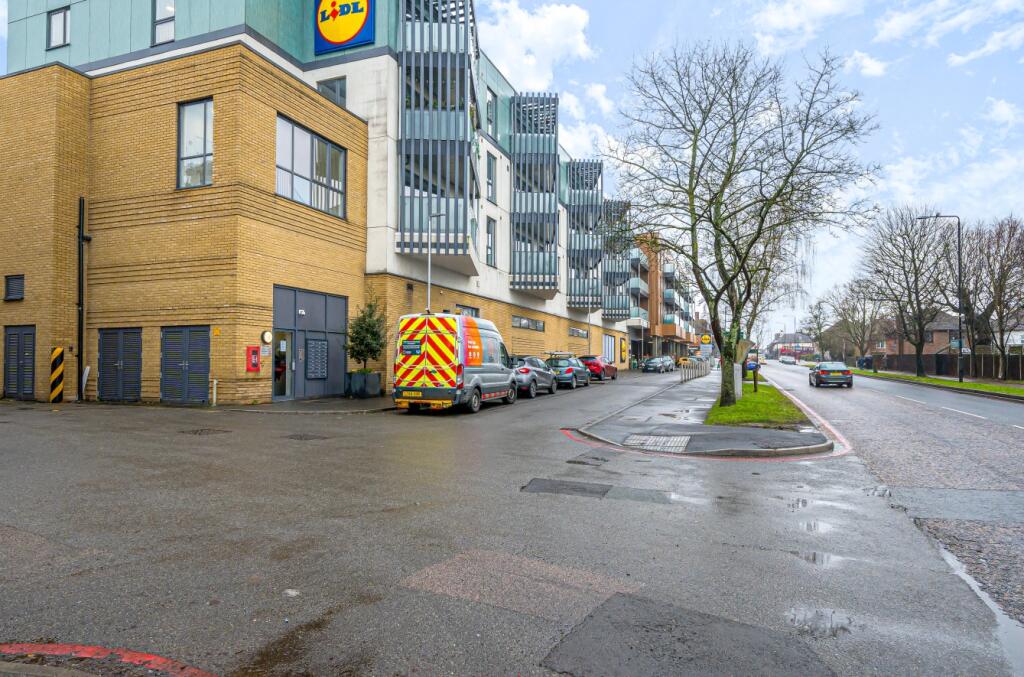 2 bed 1st Floor Flat for rent in Keston. From Langford Russell - West Wickham