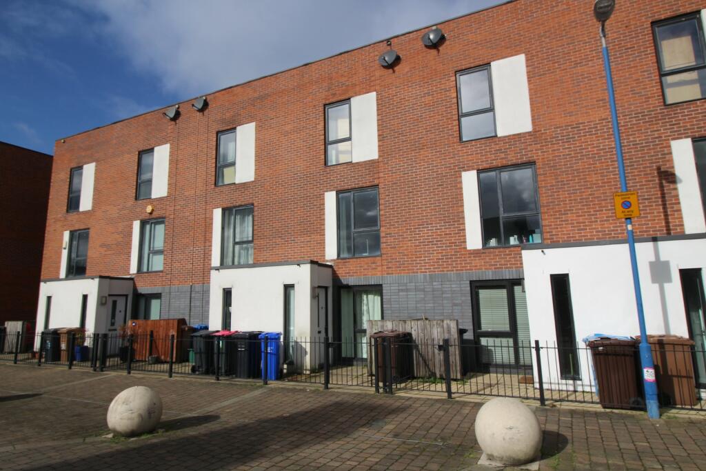 3 bed Town House for rent in Salford. From Lawrence Copeland  - Town & City Centre - Manchester