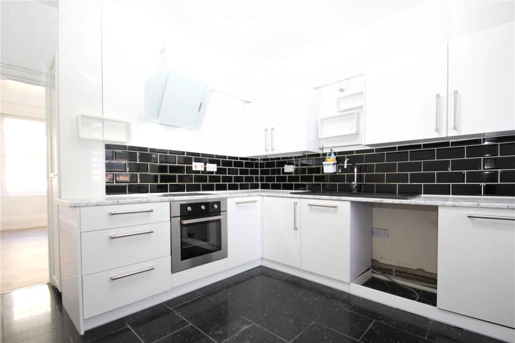 2 bed 1st Floor Flat for rent in Buckingham. From Leaders Sales - Buckingham
