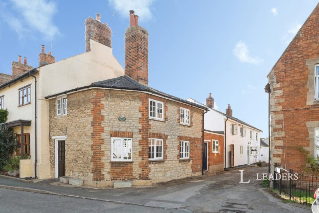 2 bed Mid Terraced House for rent in Buckingham. From Leaders Sales - Buckingham 2 bed Mid Terraced House for rent in Buckingham. From Leaders Sales - Buckingham