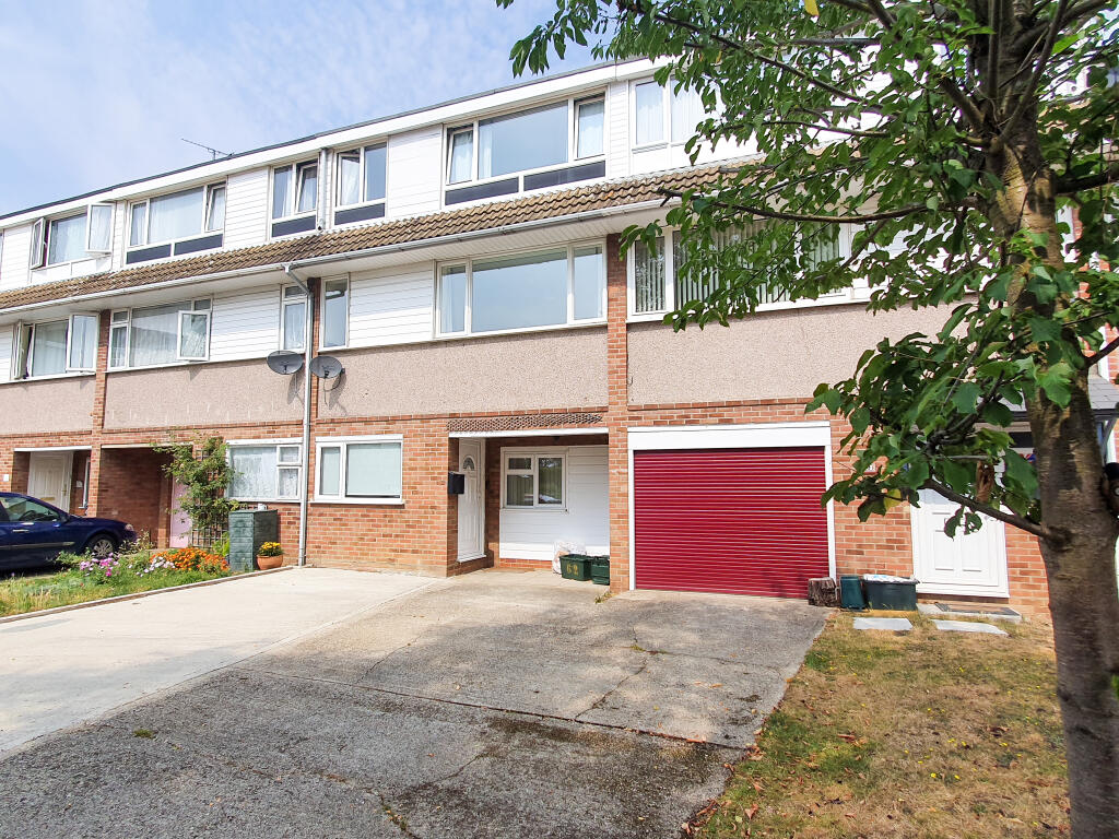 4 bed Mid Terraced House for rent in Chelmsford. From Leaders - Chelmsford