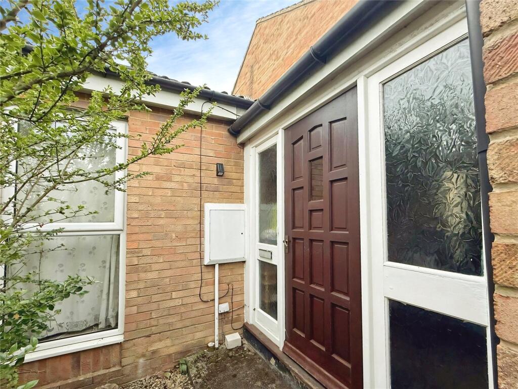 2 bed Mid Terraced House for rent in Leckhampton Hill. From Leaders - Cheltenham