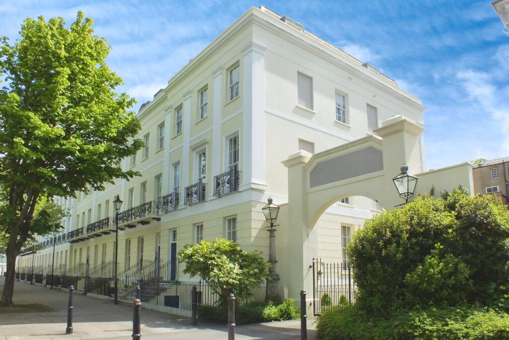 3 bed 1st Floor Flat for rent in Cheltenham. From Leaders - Cheltenham
