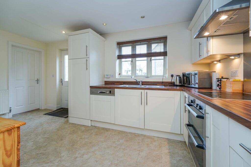 4 bed Mid Terraced House for rent in Cirencester. From Leaders - Cirencester