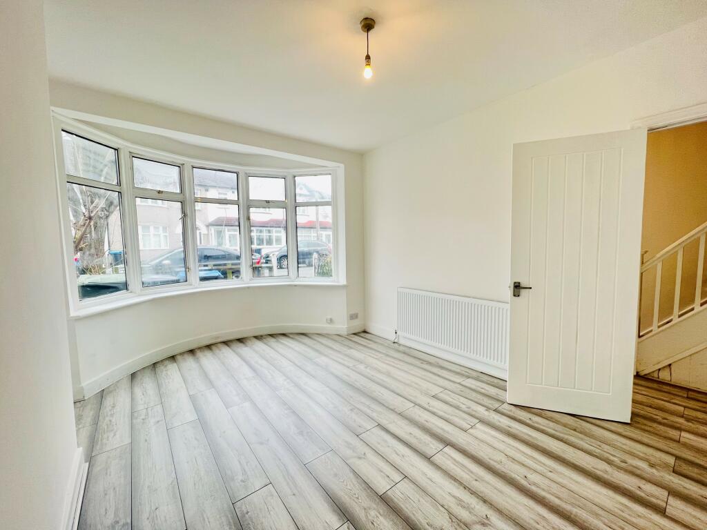 3 bed Mid Terraced House for rent in Croydon. From Leaders - Croydon