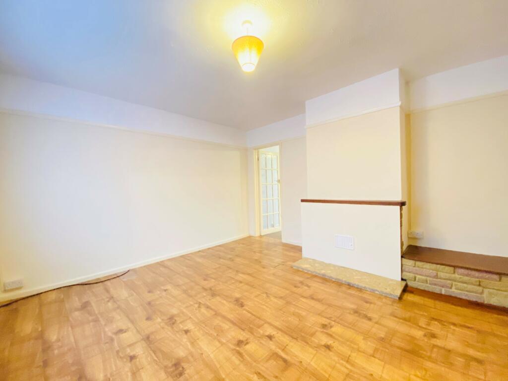 3 bed Semi-Detached House for rent in Croydon. From Leaders - Croydon