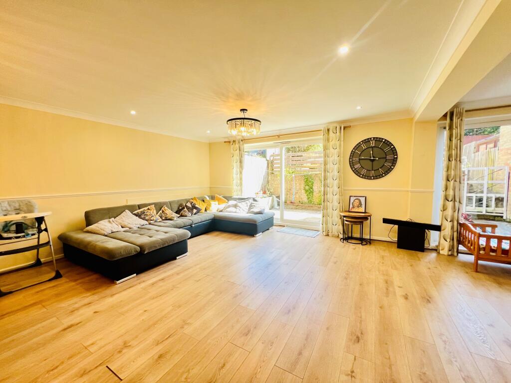5 bed Detached for rent in Croydon. From Leaders Sales - Croydon