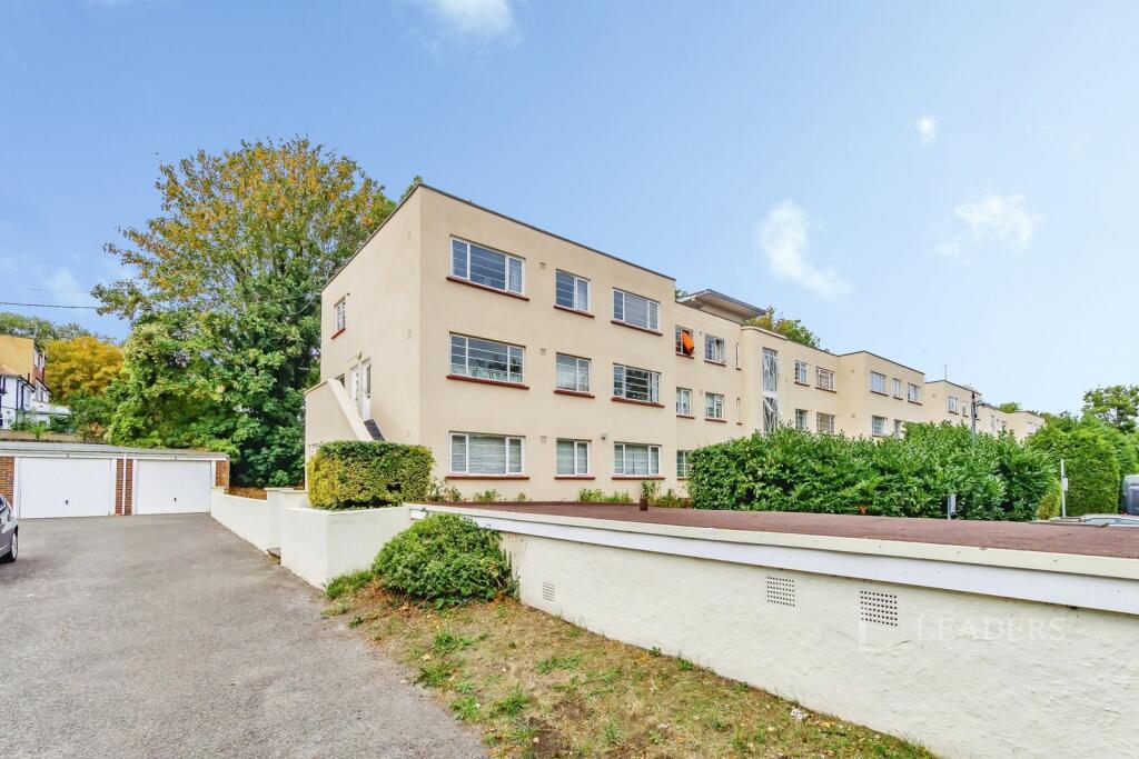 3 bed 1st Floor Flat for rent in Purley. From Leaders Sales - Croydon 3 bed 1st Floor Flat for rent in Purley. From Leaders Sales - Croydon