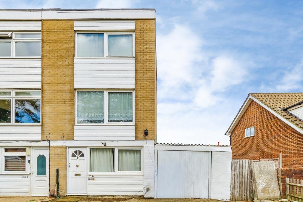 4 bed Mid Terraced House for rent in Chaldon. From Leaders Sales - Croydon 4 bed Mid Terraced House for rent in Chaldon. From Leaders Sales - Croydon