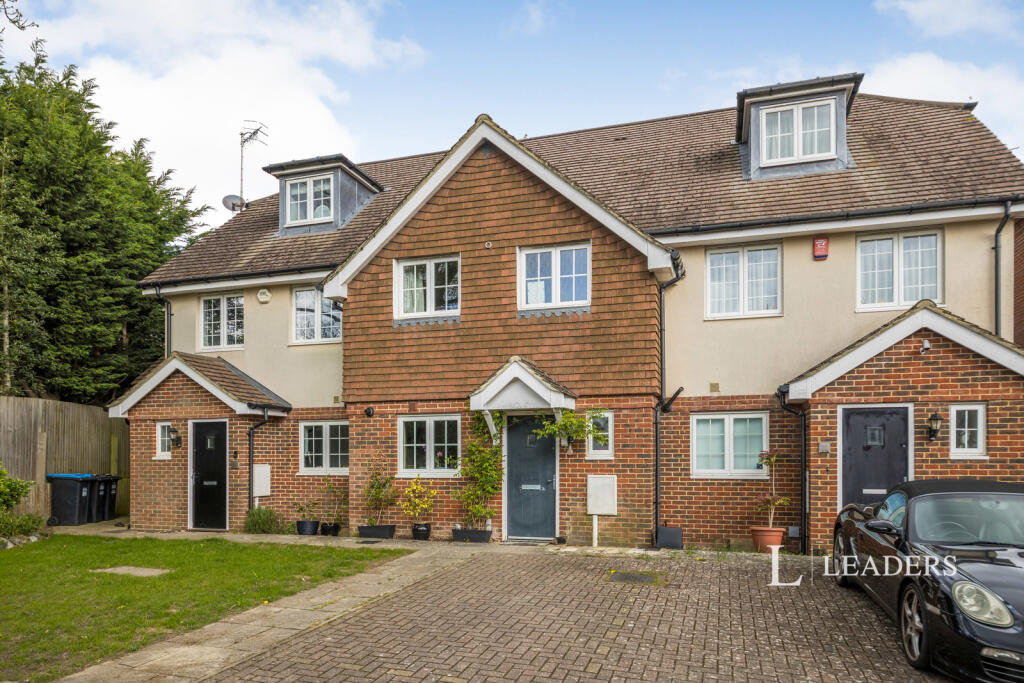 3 bed Mid Terraced House for rent in Lingfield Common. From Leaders - East Grinstead