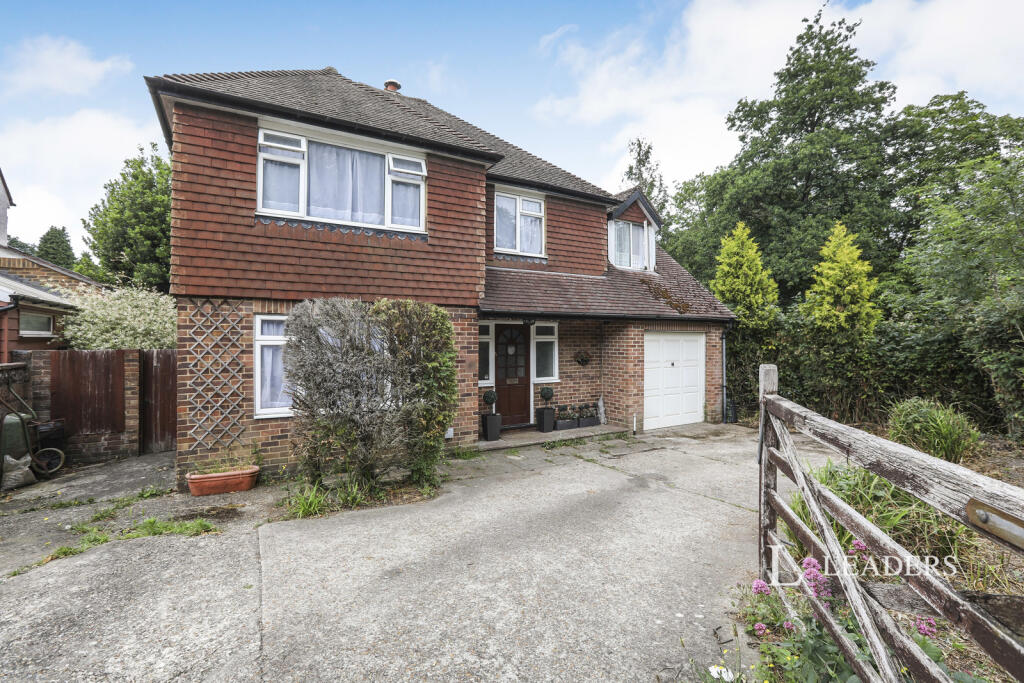 4 bed Detached for rent in East Grinstead. From Leaders - East Grinstead 4 bed Detached for rent in East Grinstead. From Leaders - East Grinstead