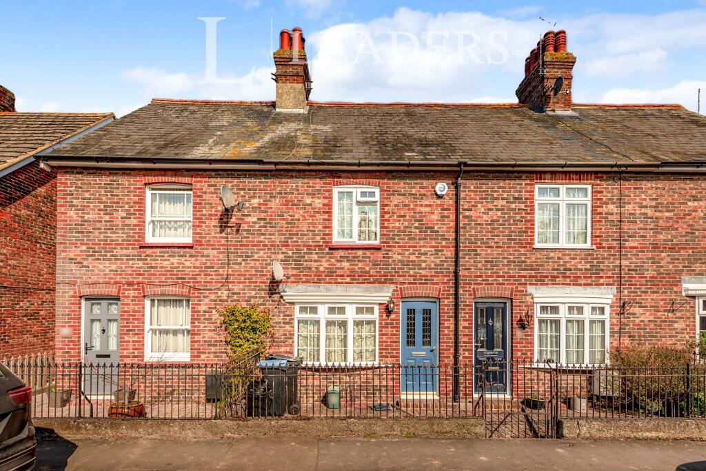 3 bed Mid Terraced House for rent in Lingfield Common. From Leaders - East Grinstead 3 bed Mid Terraced House for rent in Lingfield Common. From Leaders - East Grinstead