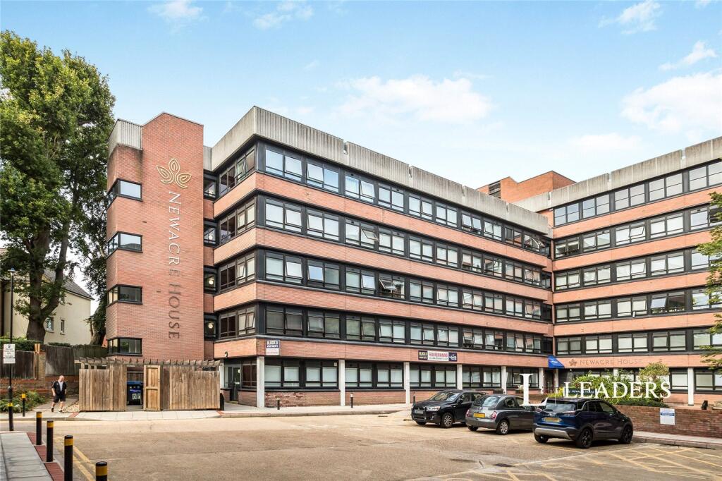 4 bed 1st Floor Flat for rent in East Grinstead. From Leaders - East Grinstead