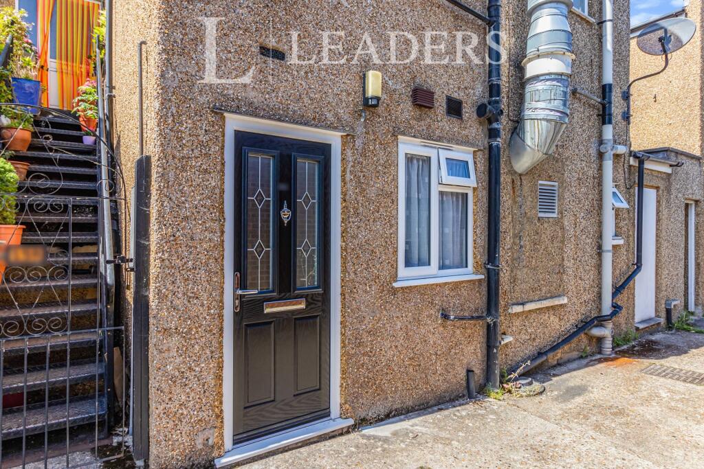 4 bed 1st Floor Flat for rent in Epsom. From Leaders Sales - Epsom 4 bed 1st Floor Flat for rent in Epsom. From Leaders Sales - Epsom