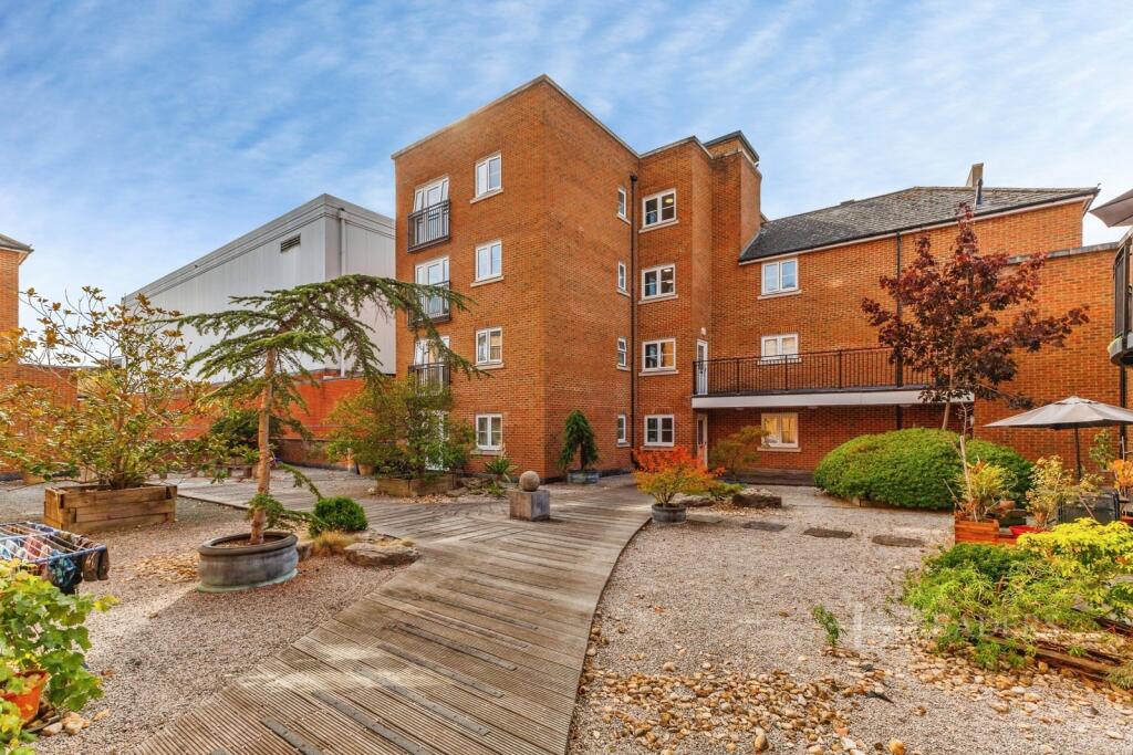 2 bed 1st Floor Flat for rent in Ewell. From Leaders Sales - Epsom