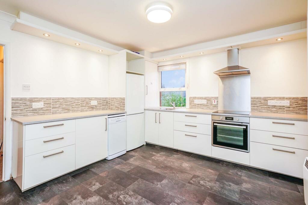 2 bed 1st Floor Flat for rent in Shrivenham. From Leaders - Faringdon
