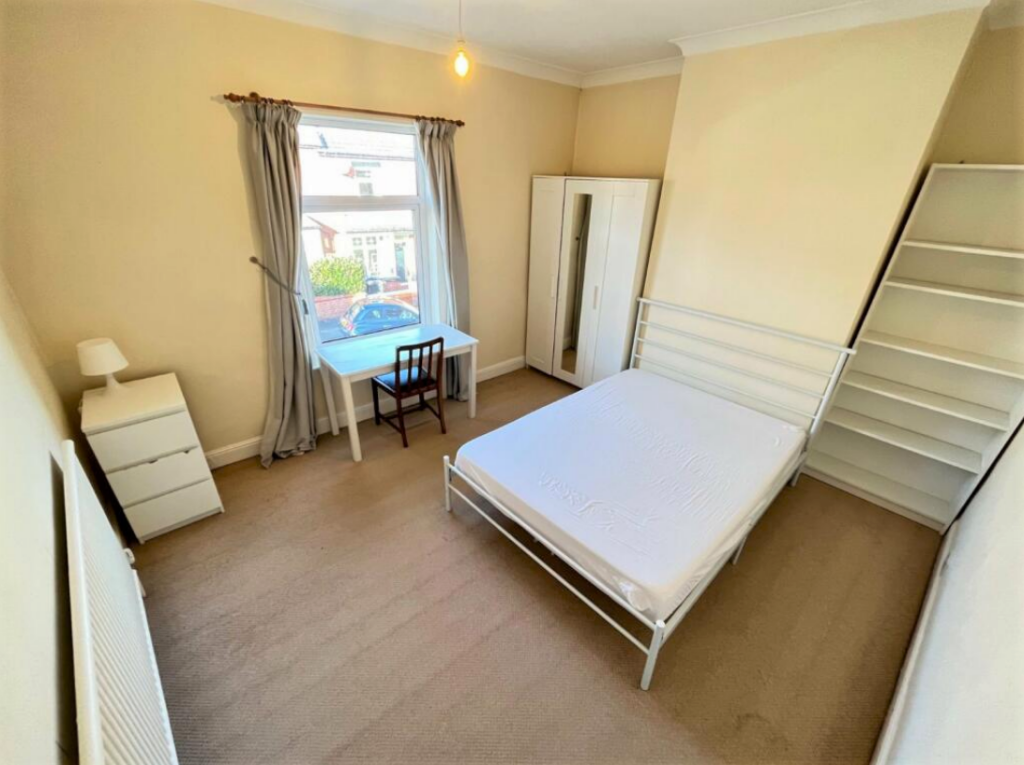 1 bed Mid Terraced House for rent in Newcastle-under-Lyme. From Leaders Lettings - Hartshill