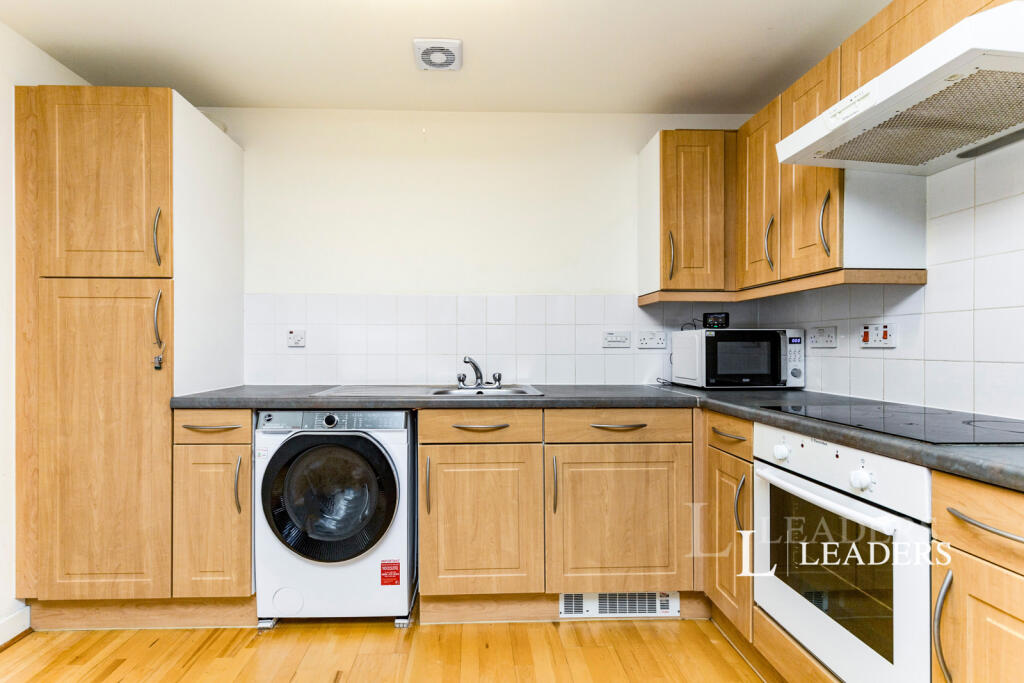 2 bed 1st Floor Flat for rent in Horsham. From Leaders Sales - Horsham