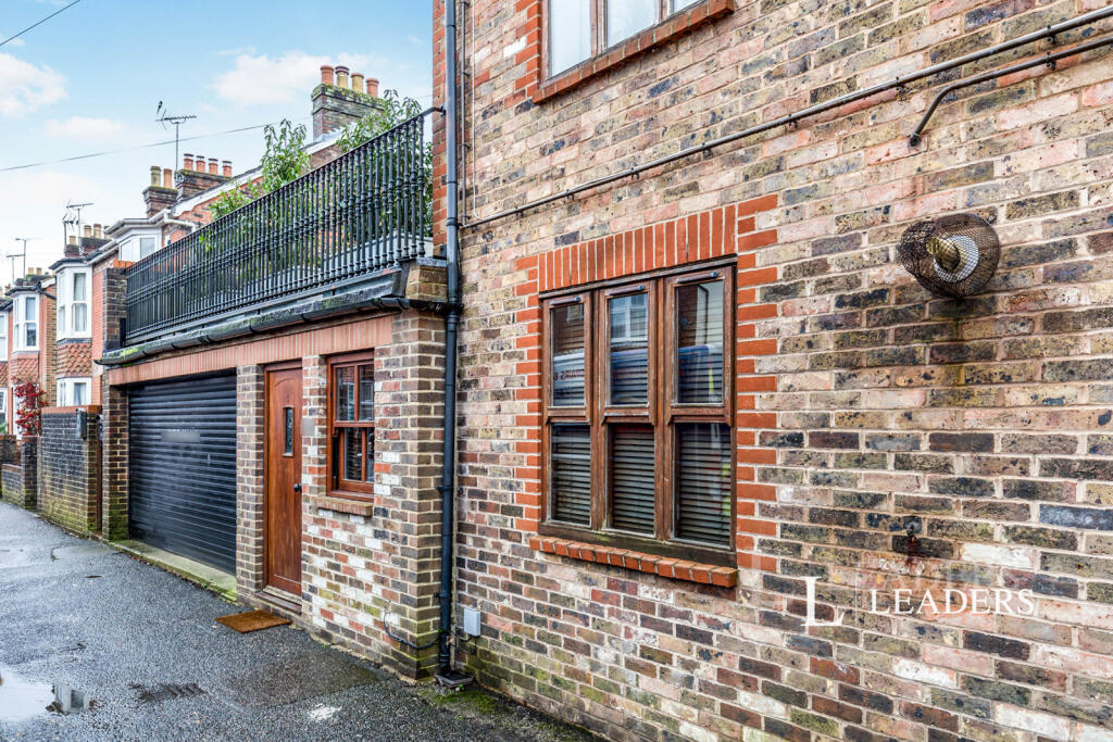 1 bed 1st Floor Flat for rent in Tower Hill. From Leaders Sales - Horsham
