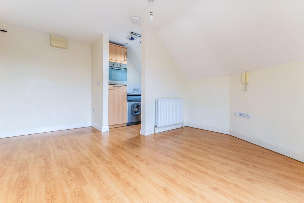 4 bed Studio for rent in Horsham. From Leaders Sales - Horsham 4 bed Studio for rent in Horsham. From Leaders Sales - Horsham