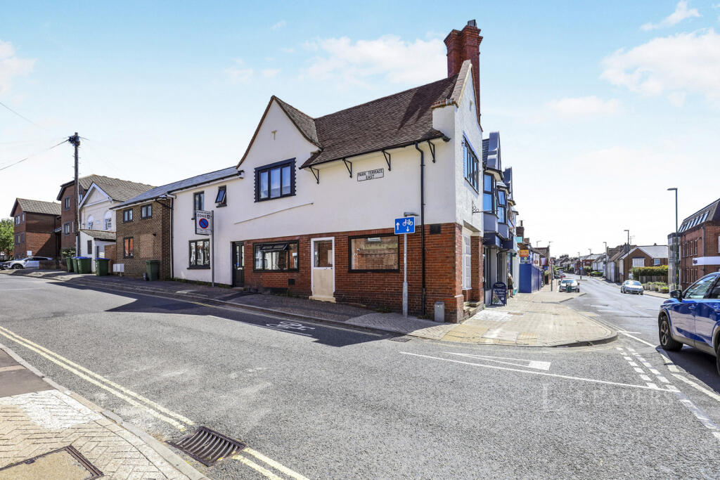 1 bed 1st Floor Flat for rent in Tower Hill. From Leaders Sales - Horsham