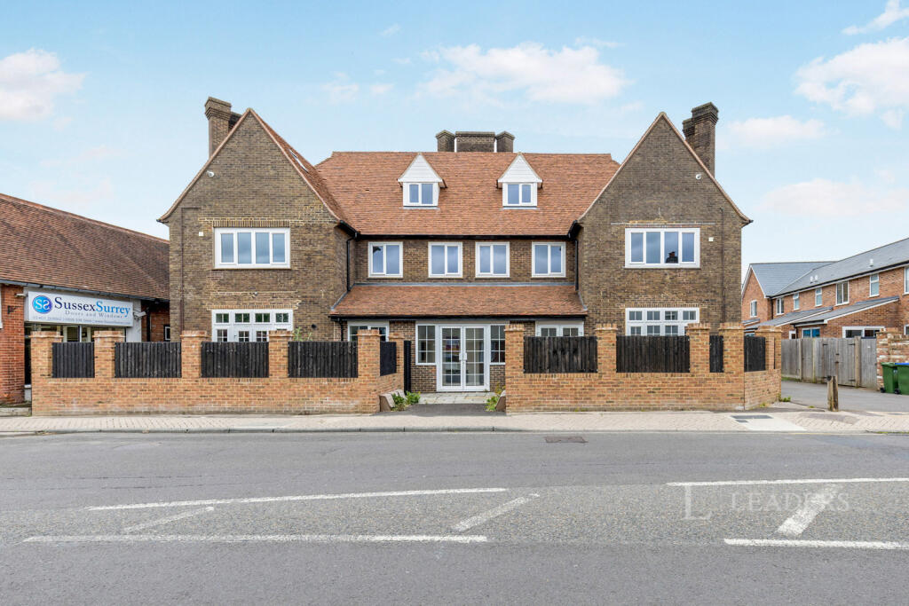 2 bed 1st Floor Flat for rent in Tower Hill. From Leaders Sales - Horsham 2 bed 1st Floor Flat for rent in Tower Hill. From Leaders Sales - Horsham