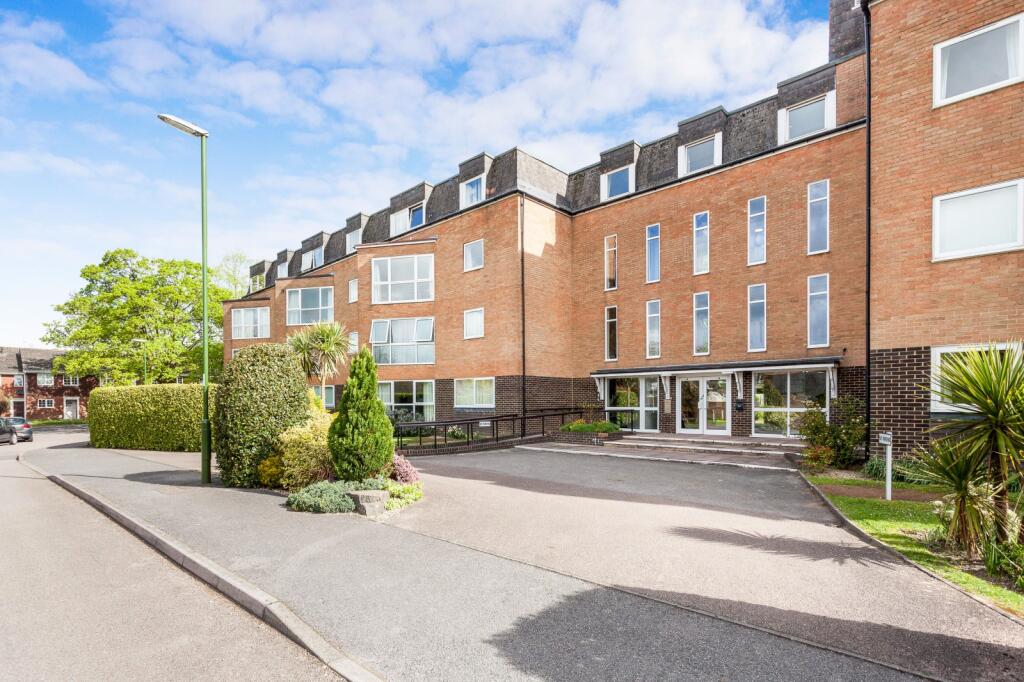 1 bed 1st Floor Flat for rent in Tower Hill. From Leaders Sales - Horsham