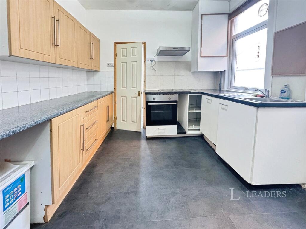5 bed Mid Terraced House for rent in Coventry. From Leaders Sales - Kenilworth 5 bed Mid Terraced House for rent in Coventry. From Leaders Sales - Kenilworth