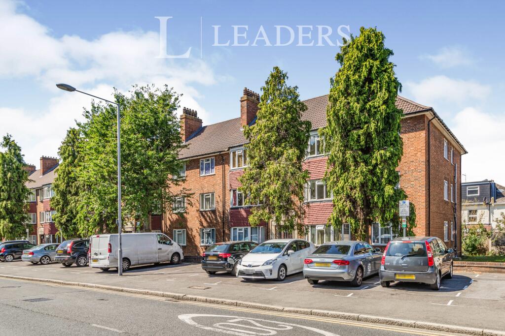 3 bed 1st Floor Flat for rent in Kingston upon Thames. From Leaders Sales - Kingston Upon Thames