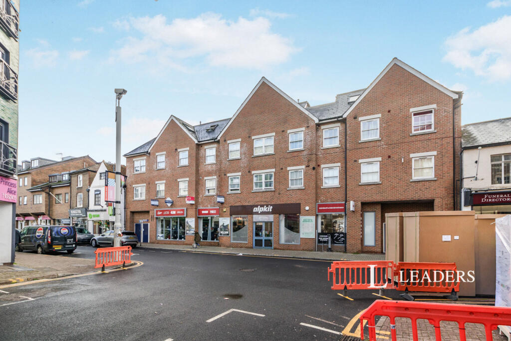 2 bed 1st Floor Flat for rent in Kingston upon Thames. From Leaders Sales - Kingston Upon Thames