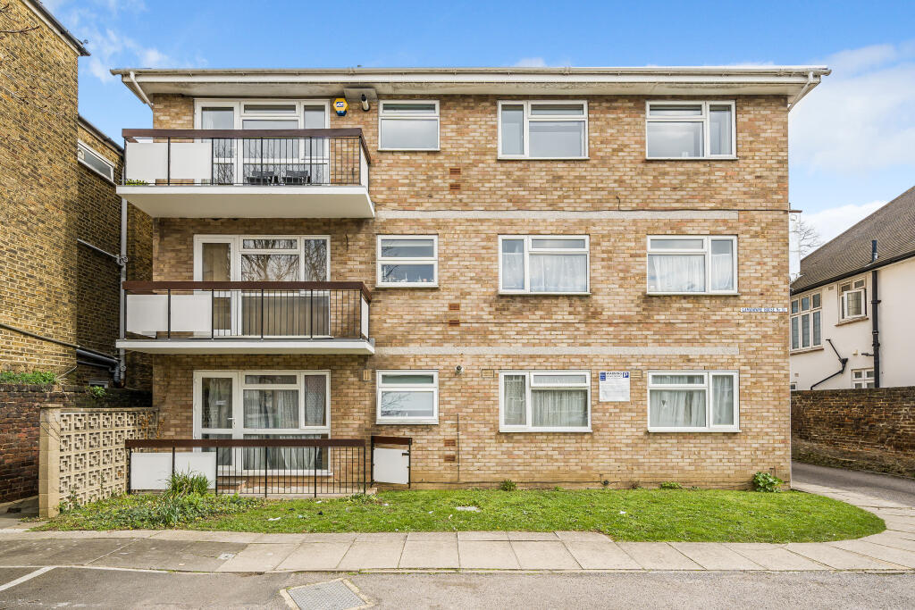 2 bed 1st Floor Flat for rent in Kingston upon Thames. From Leaders Sales - Kingston Upon Thames