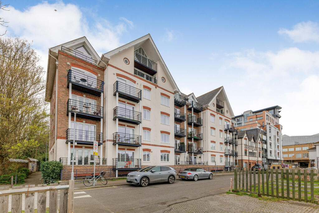 2 bed 1st Floor Flat for rent in Kingston upon Thames. From Leaders Sales - Kingston Upon Thames