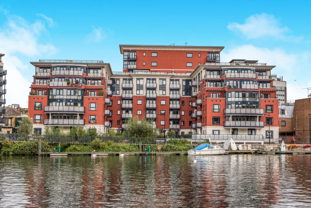 3 bed 1st Floor Flat for rent in Kingston upon Thames. From Leaders Sales - Kingston Upon Thames