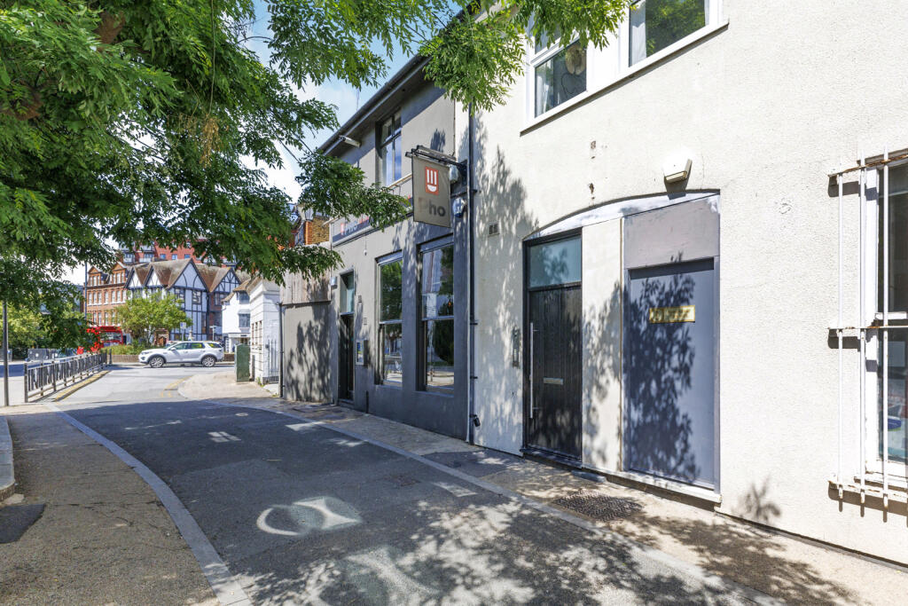 1 bed 1st Floor Flat for rent in Kingston upon Thames. From Leaders Sales - Kingston Upon Thames