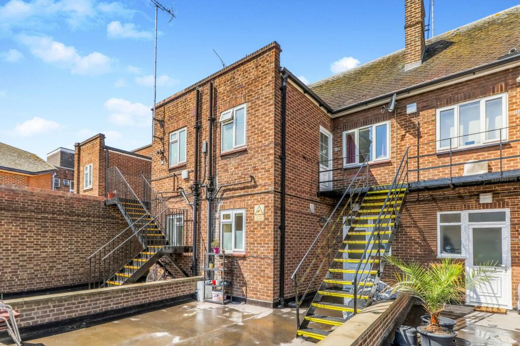 1 bed 1st Floor Flat for rent in Kingston upon Thames. From Leaders Sales - Kingston Upon Thames